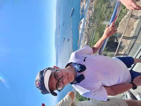 Sebastian na Gibraltarze na tle morza